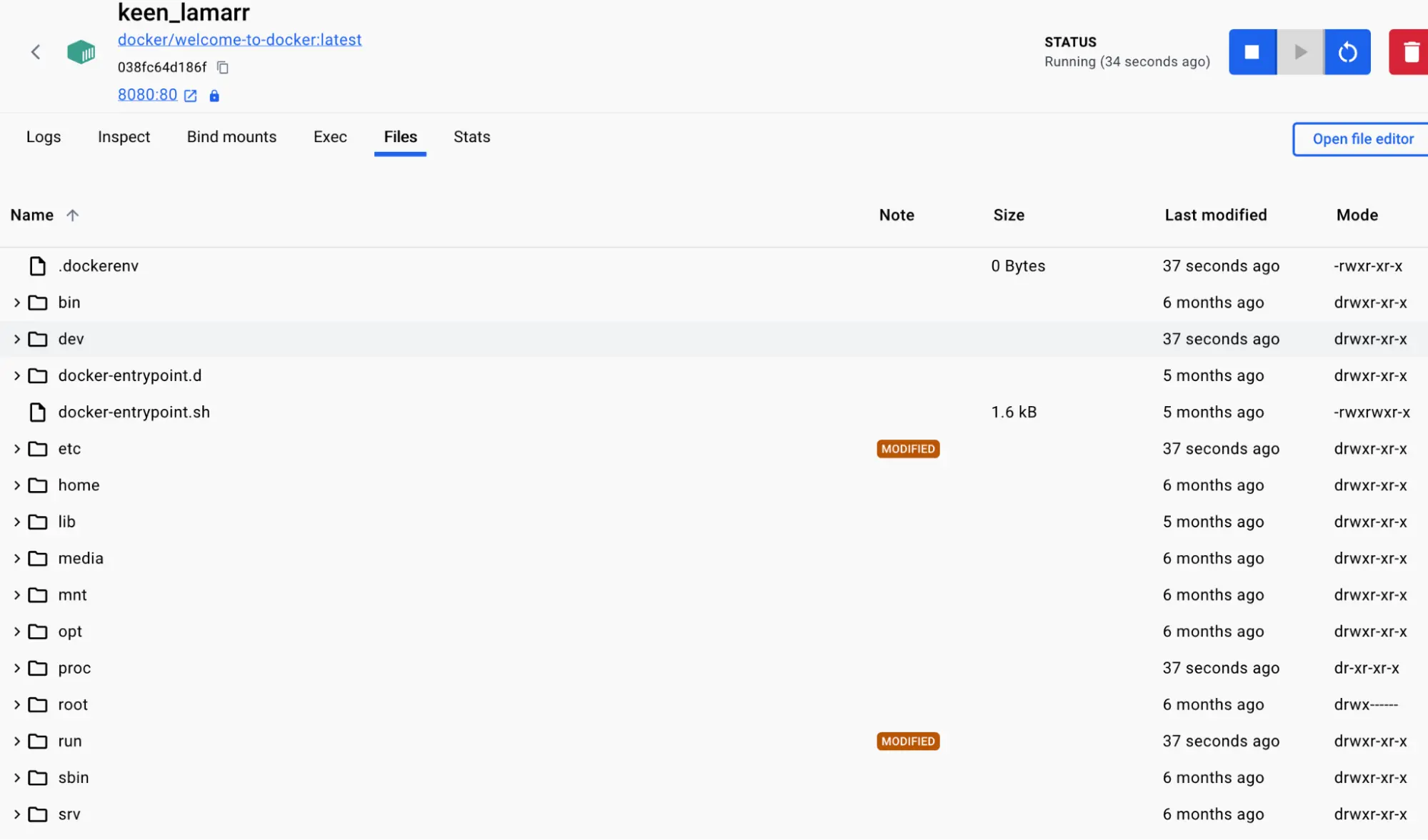 Capture d'écran du tableau de bord de Docker Desktop montrant les fichiers et répertoires à l'intérieur d'un conteneur en cours d'exécution