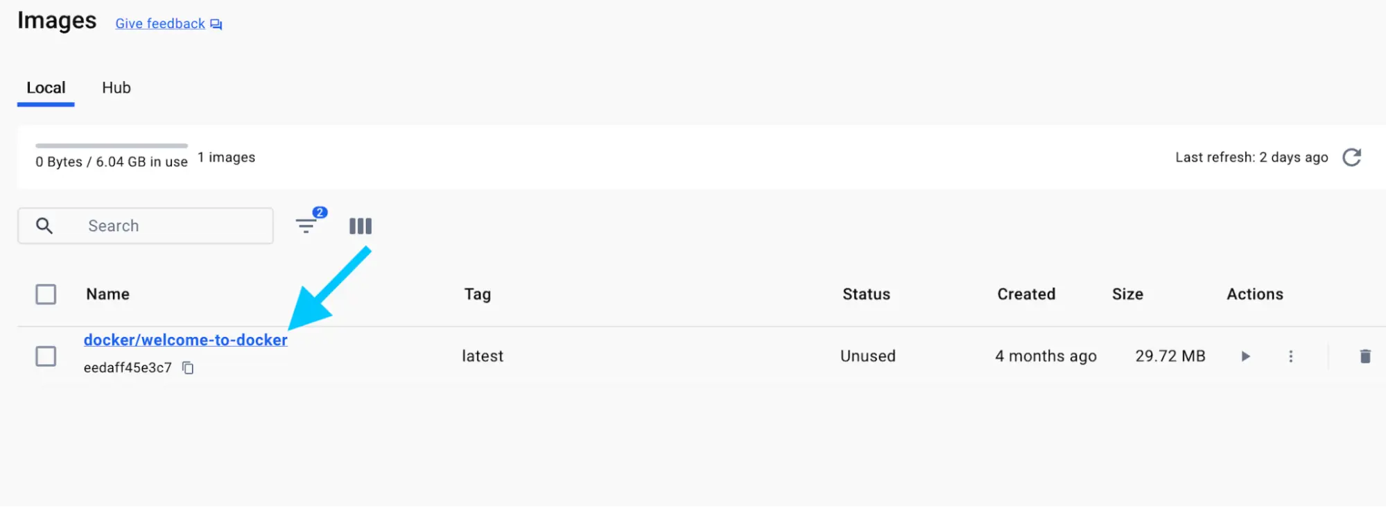 Une capture d'écran du tableau de bord de Docker Desktop montrant la vue des images avec une flèche pointant vers l'image docker/welcome-to-docker